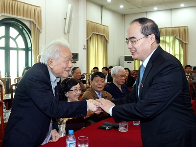 Ủy viên Bộ Chính trị, Chủ tịch Ủy ban Trung ương Mặt trận Tổ quốc Việt Nam Nguyễn Thiện Nhân với các đại biểu.

